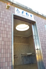 公衆トイレ入口スロープ