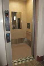 忍術体験館へのエレベーター
