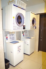 コインランドリー　洗濯機と乾燥機