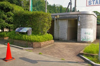 松阪市駐車場内公衆トイレ外観写真