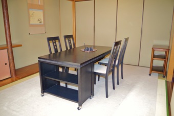 和田金　テーブル席の写真