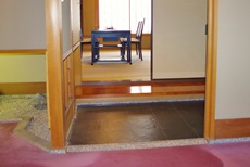 テーブル席の個室「桂」入口の段差